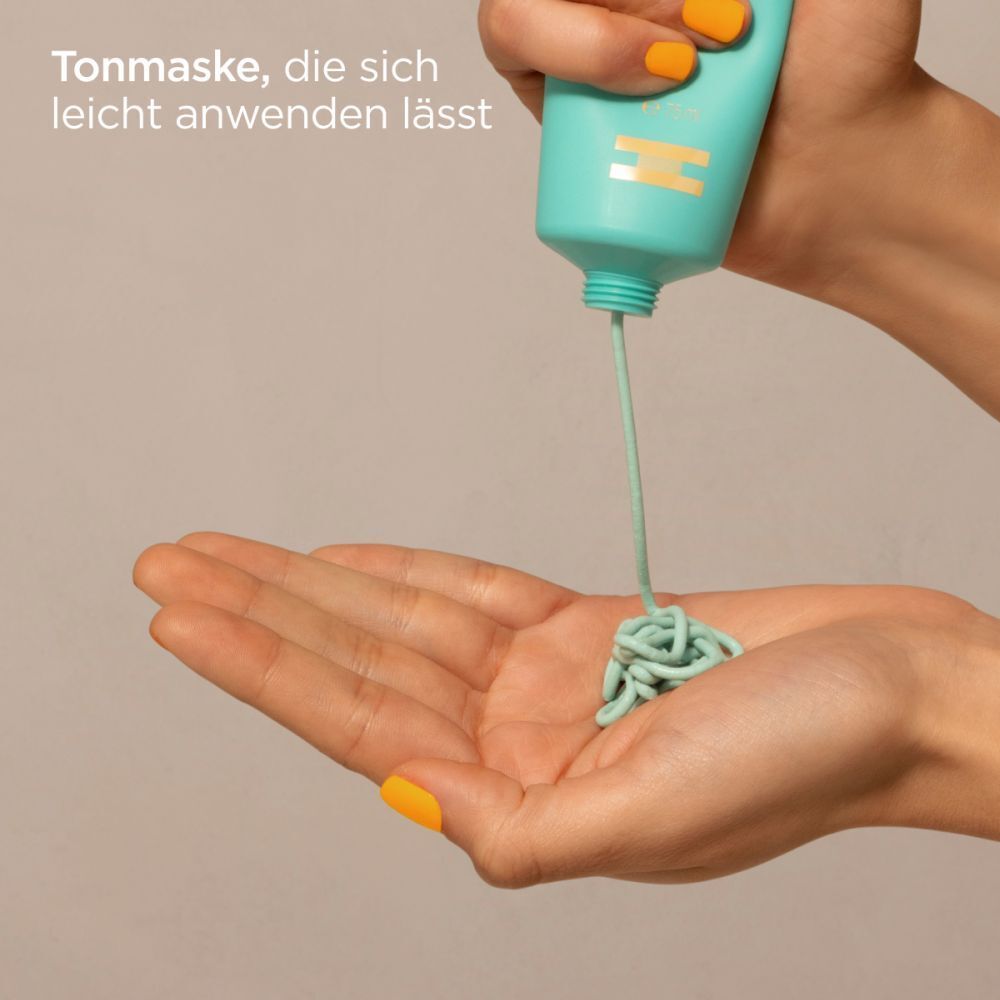 Mains tenant un tube et un masque. Le masque est appliqué sur la paume. Ongles jaunes.