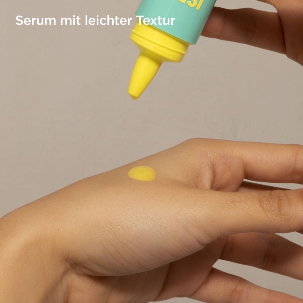 Main avec goutte de sérum jaune. Texte : Sérum à texture légère.