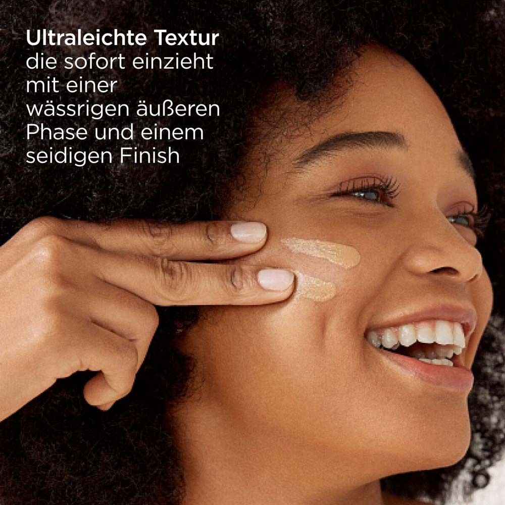 Femme avec crème solaire teintée sur la peau. Texte : Texture ultra-légère.
