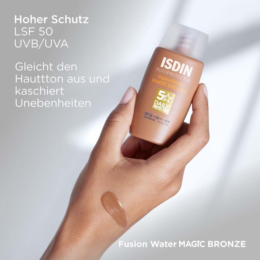 ISDIN Fusion Water Magic Bronze. Flacon et produit sur la main. Texte : SPF 50.