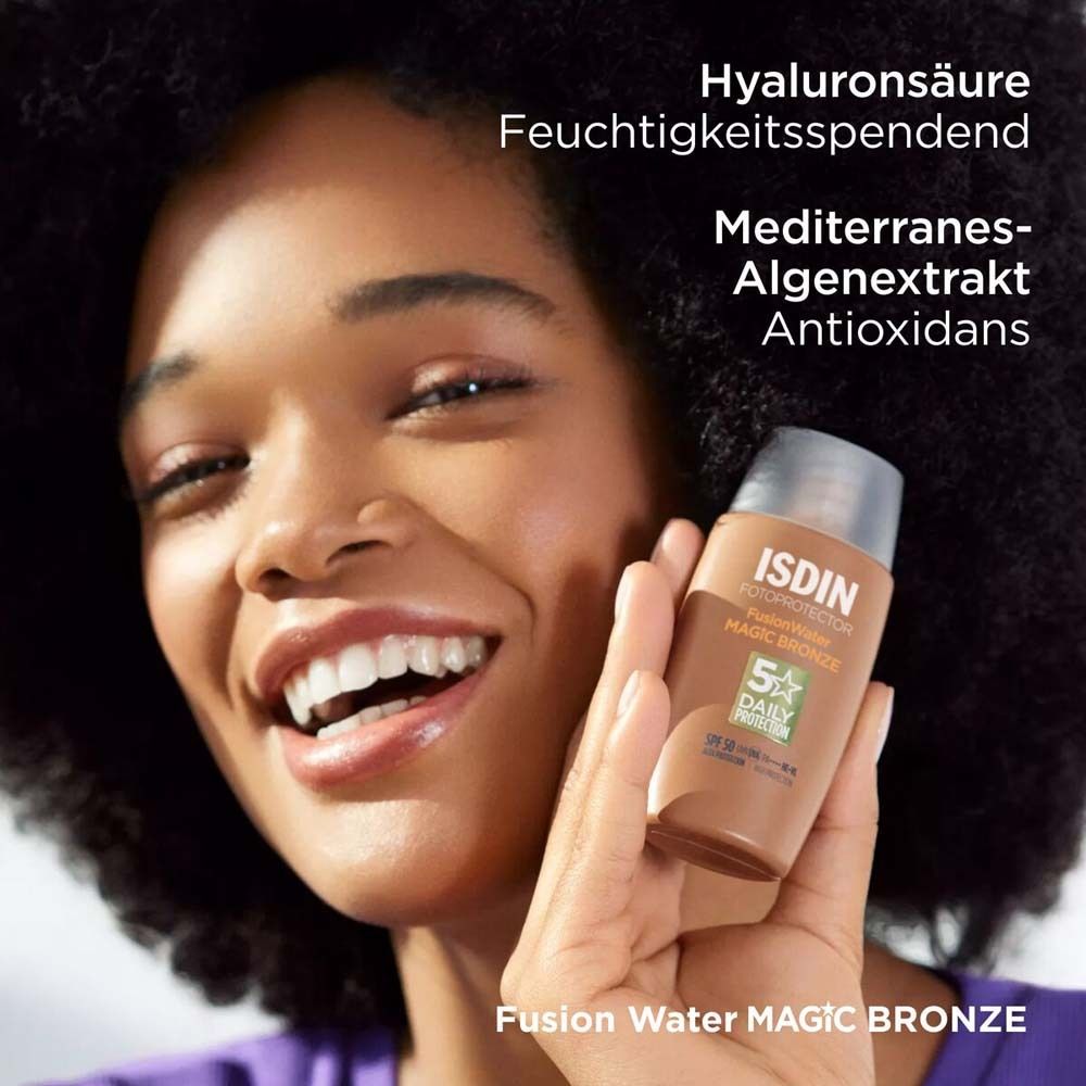 Femme avec ISDIN Fusion Water Magic Bronze. Texte : Acide hyaluronique, extrait méditerranéen.