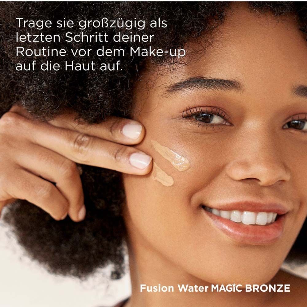 Femme appliquant de la crème solaire teintée. Texte : Appliquez généreusement avant le maquillage.
