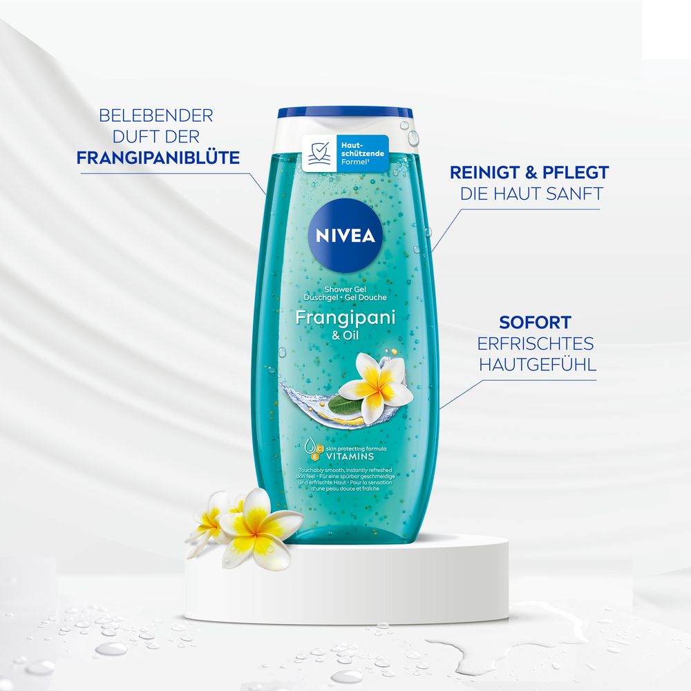 NIVEA Frangipani & Oil Douche Soin sur un piédestal, entourée d'eau et de fleurs. Les étiquettes soulignent le parfum et le soin.