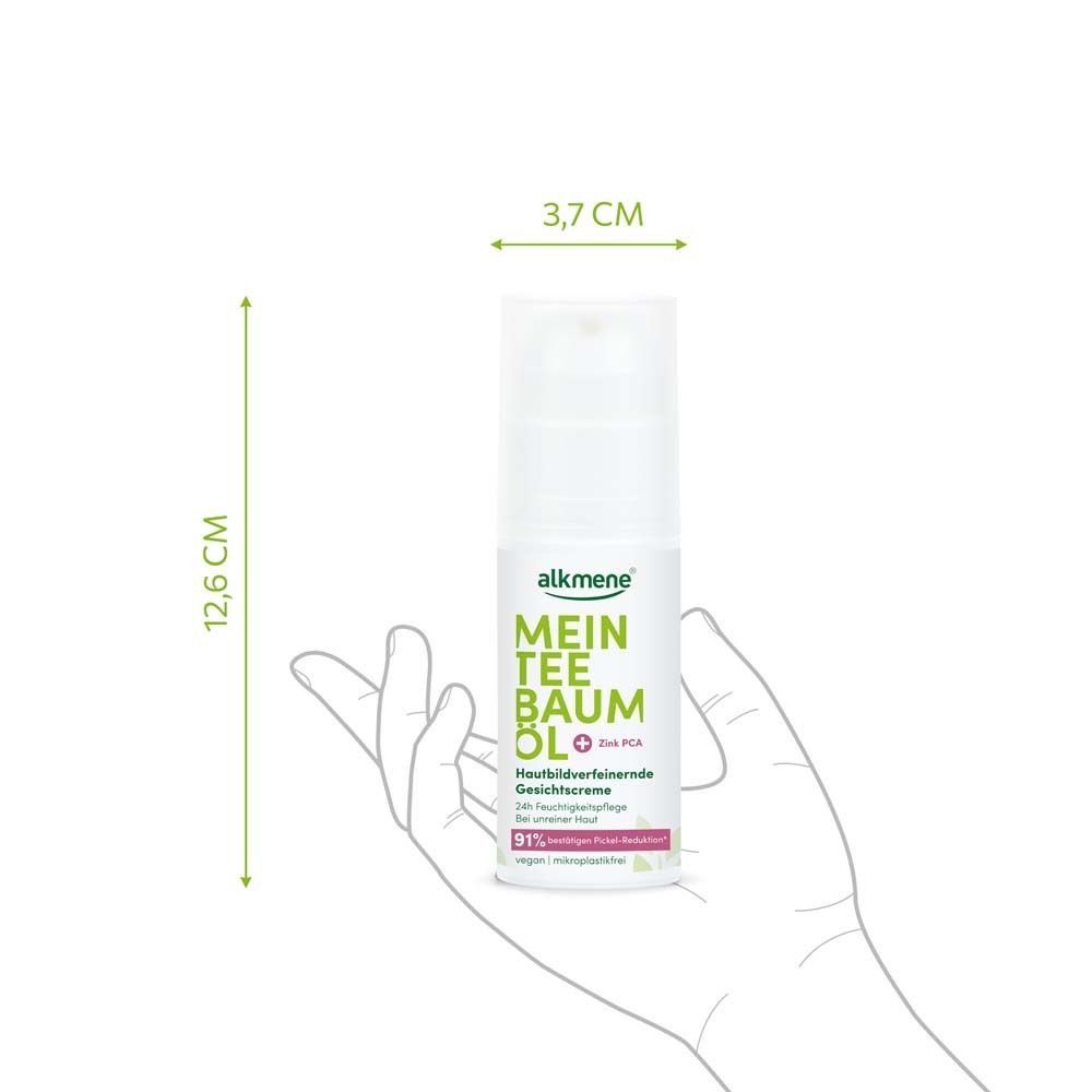 Crème visage dans la main. Dimensions : 12,6 cm de haut, 3,7 cm de large. Nom et logo visibles.