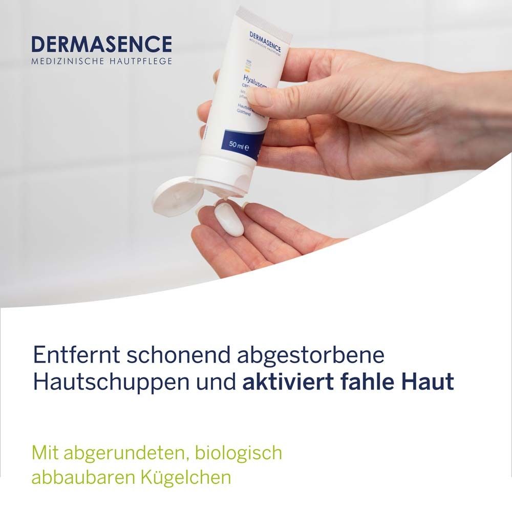 Femme avec produit. DERMASENCE Hyalusome Crème-Peeling. Texte : La peau est plus fraîche et plus uniforme. 50 ml.