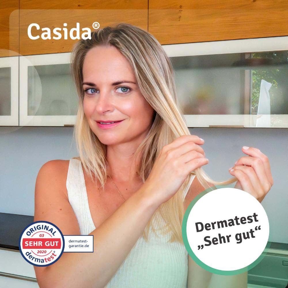 Femme tenant ses cheveux. Gel d'aloe vera Casida avec certification Dermatest. Très bien.