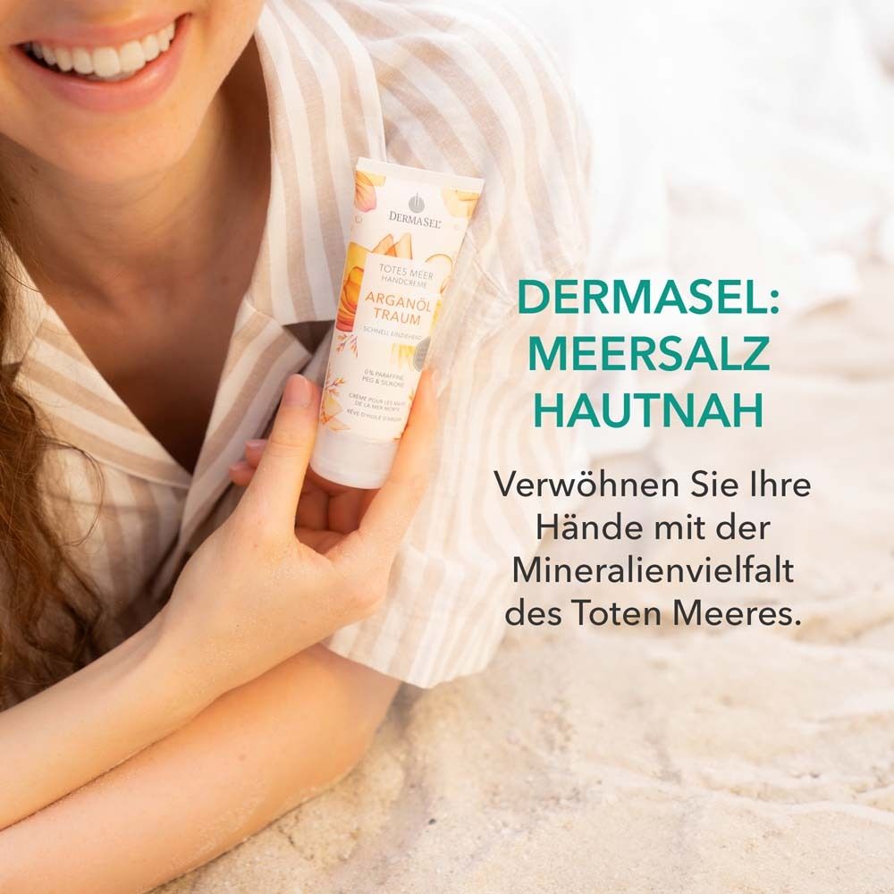 Femme tenant un tube. Texte: DERMASEL: Sel marin au plus près. Choyez vos mains avec la richesse minérale de la Mer Morte.