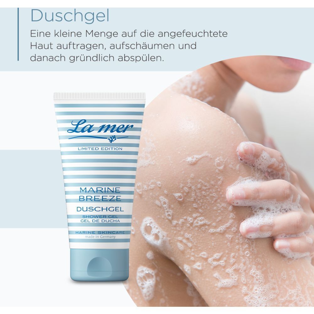 Personne se lavant avec du gel douche. Tube rayé bleu et blanc. Inscription : La mer, Marine Breeze Duschgel, Édition limitée.