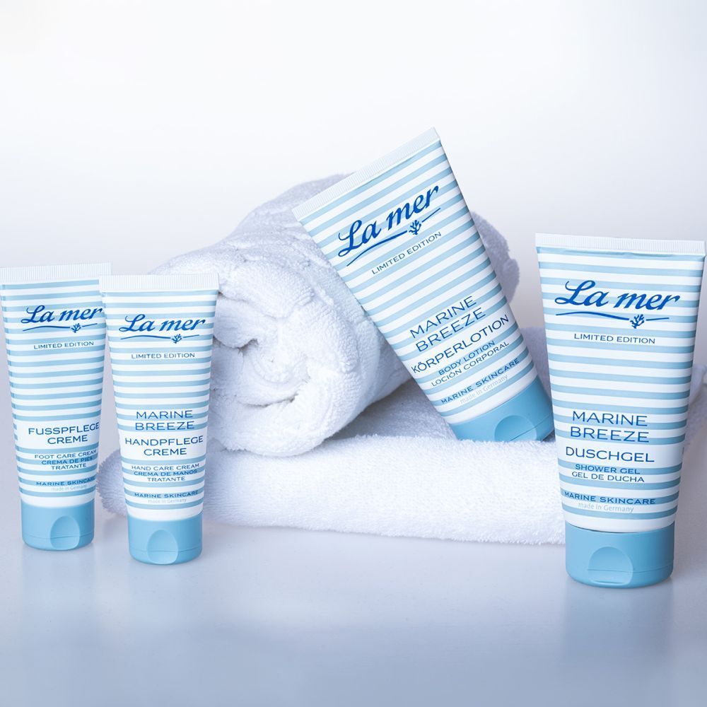 Différents produits La mer. Gel douche, lotion pour le corps, crème pour les mains, crème pour les pieds. Sur une serviette.
