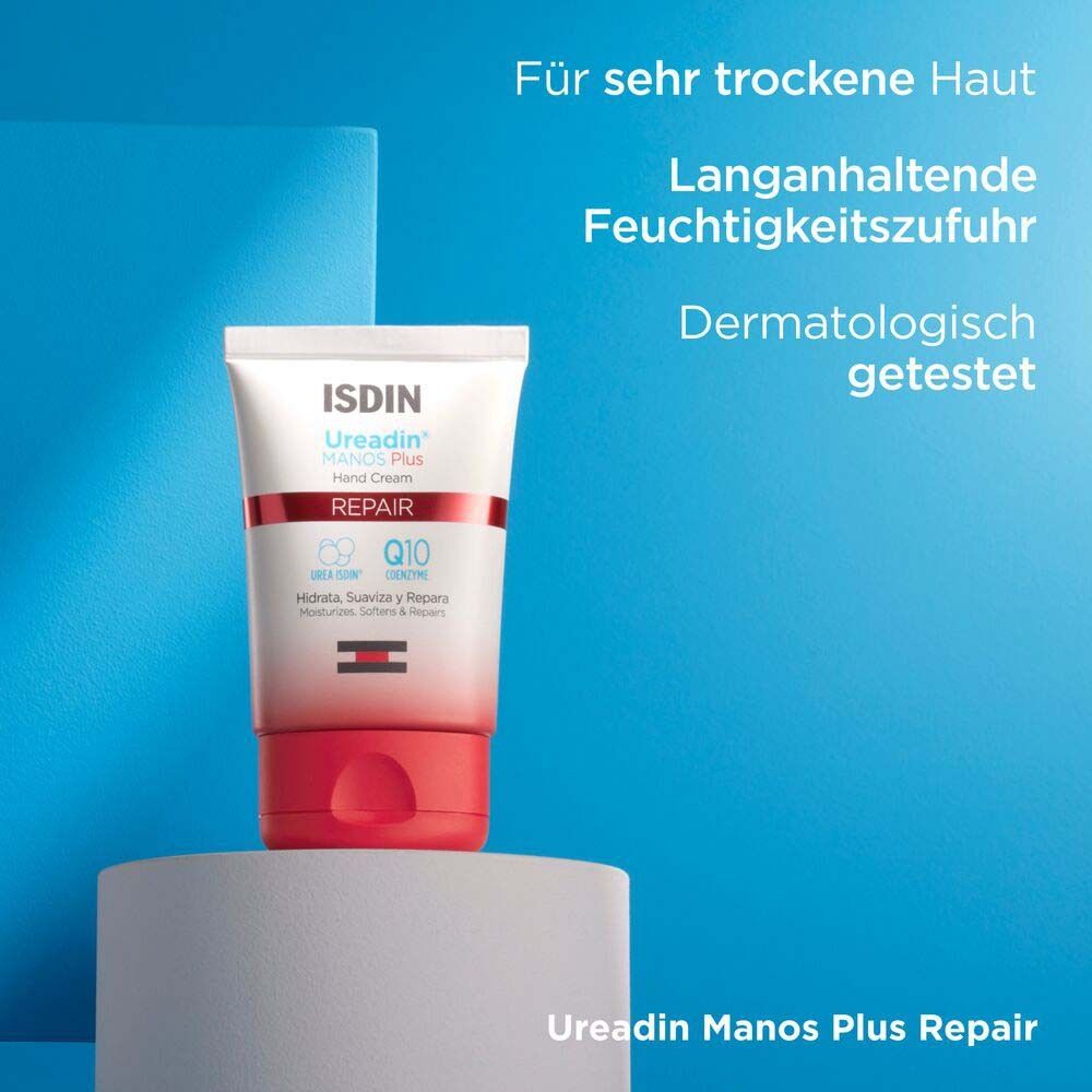 Tube ISDIN Ureadin Manos Plus Repair sur socle. Fond bleu. Texte : Pour peau très sèche, testé dermatologiquement.