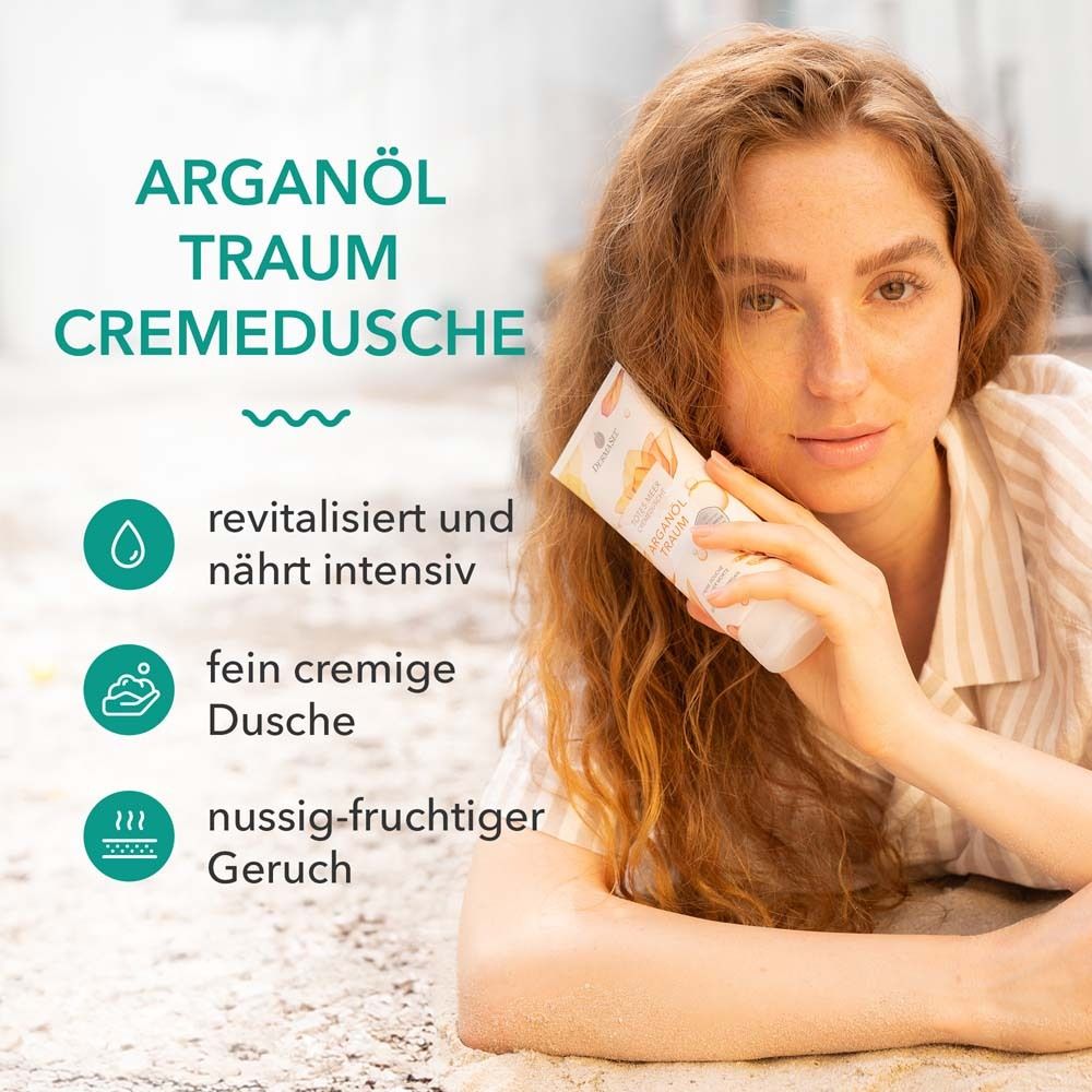 Femme tenant un tube. Texte : Arganöl Traum Cremedusche, revitalise et nourrit intensément, douche crémeuse, parfum fruité.
