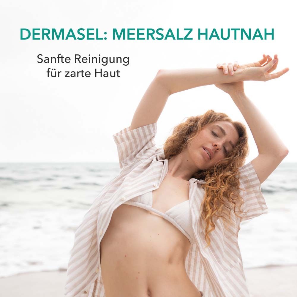 Femme à la plage. Texte : DERMASEL : Sel marin au plus près de la peau. Nettoyage doux pour peau délicate.