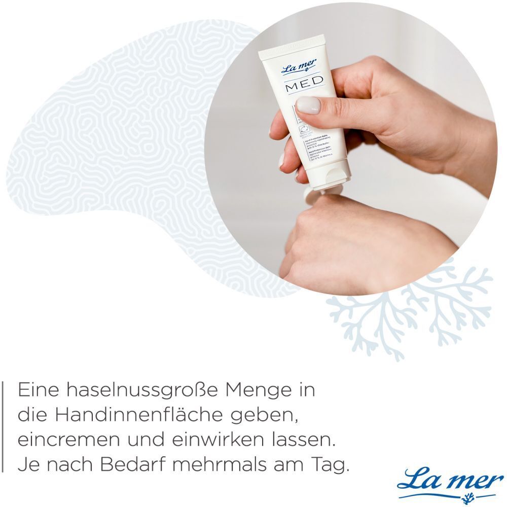 Femme appliquant La mer MED Hand Protection Balm. Texte : Appliquer une noisette sur la paume, faire pénétrer et laisser agir.