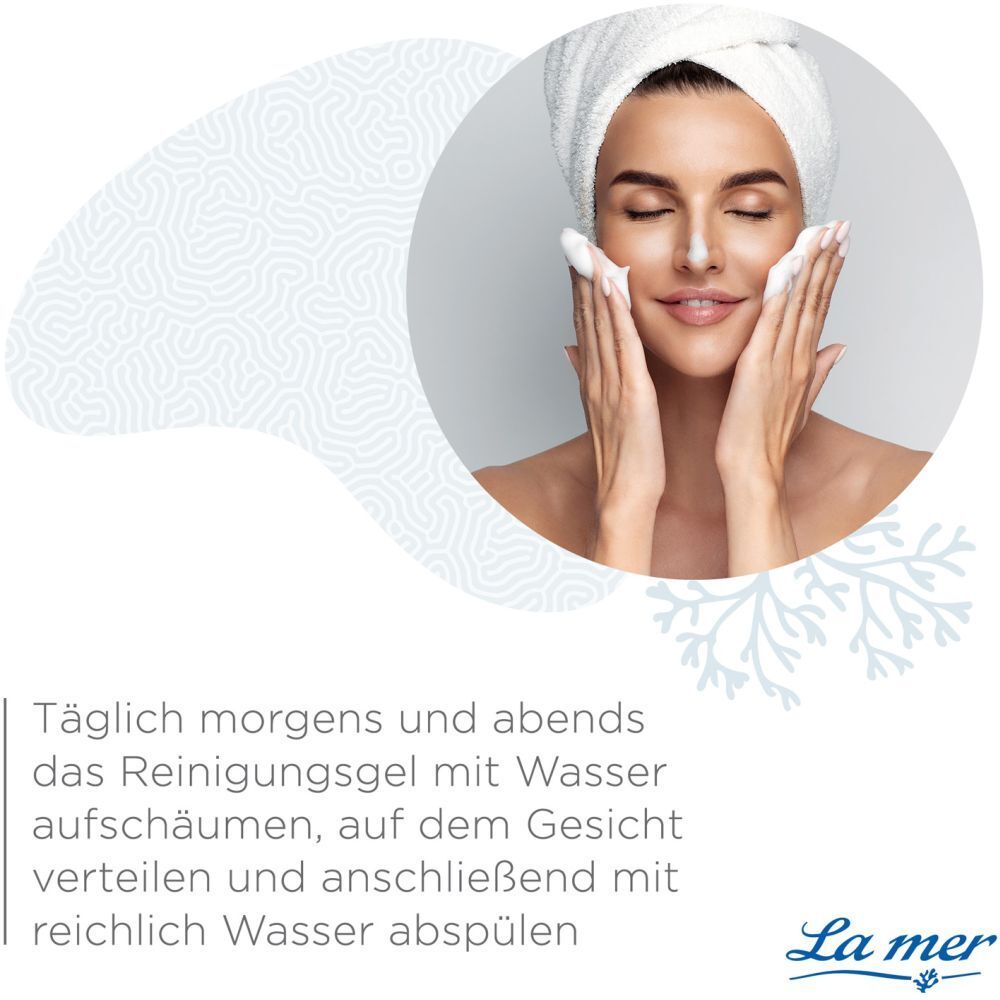 Femme se lave le visage avec un gel nettoyant. Texte: Application. Matin et soir, faire mousser avec de l'eau et rincer.