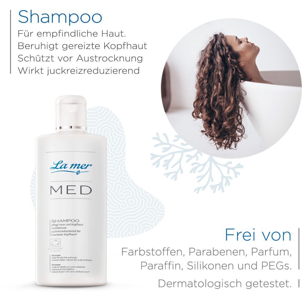 Flacon La mer MED SHAMPOO et femme dans une baignoire. Texte: Pour peaux sensibles. Sans colorants, parabènes, parfum, silicones et PEGs.
