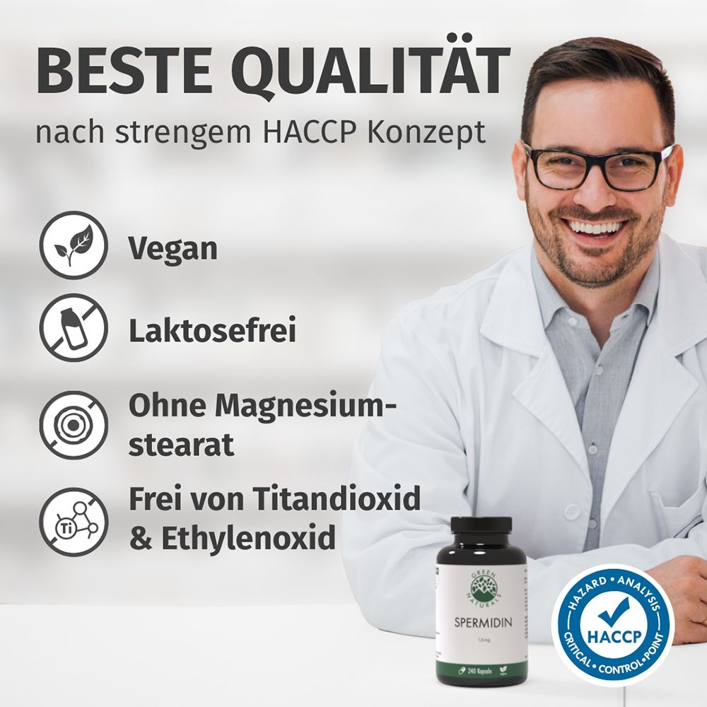 Homme en blouse blanche présente un flacon de spermidine. À gauche : sceaux Vegan, Sans lactose, Sans stéarate de magnésium, Sans dioxyde de titane.