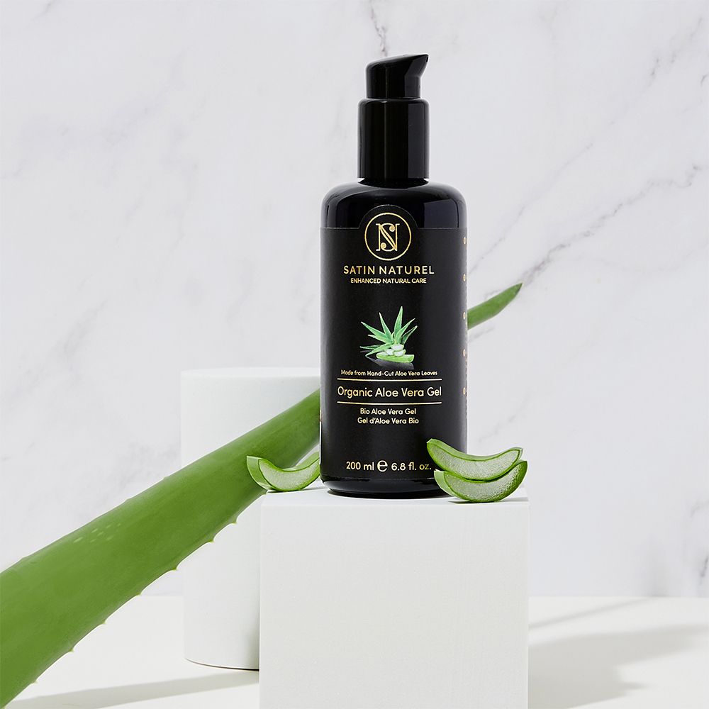 Flacon Gel Bio Aloe Vera SATIN NATUREL sur cube avec feuilles d'aloès.