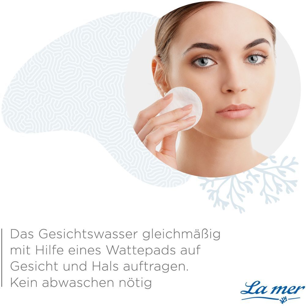 La mer MED Gesichtswasser. Application avec un coton. Tamponner le visage et le cou. Pas besoin de rincer. Femme avec un coton.