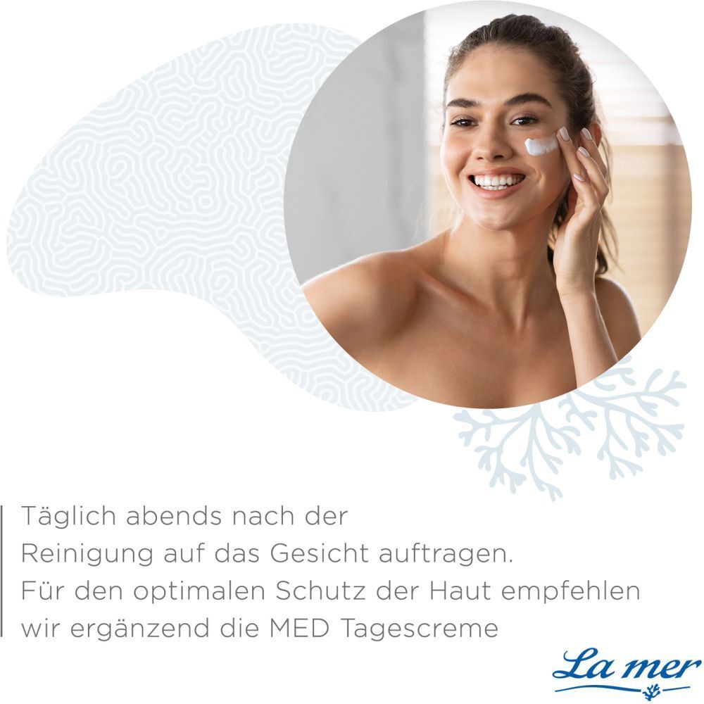 Femme appliquant la crème. Logo La mer MED. Recommandation : utiliser la crème de jour MED en complément.