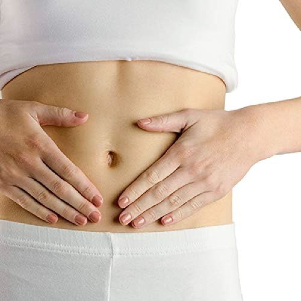 Une personne place ses mains autour de son abdomen, couvrant la zone du nombril.