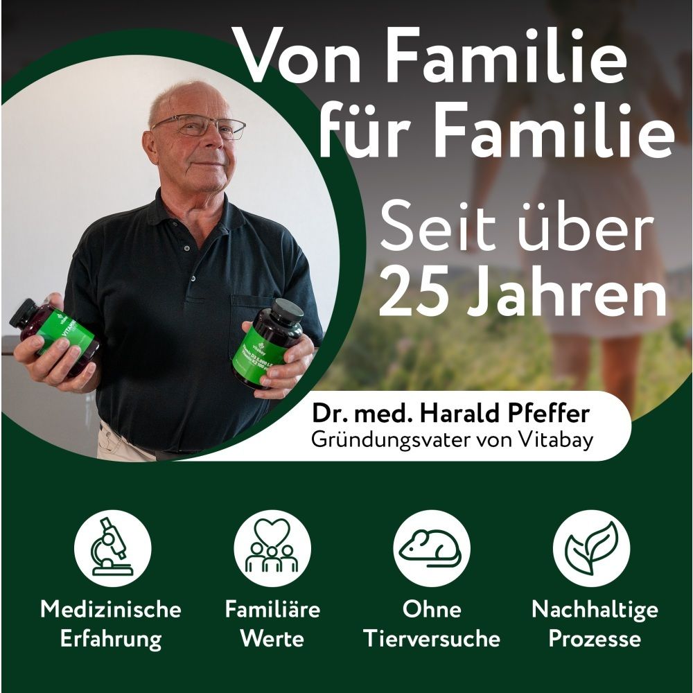Fondateur de Vitabay, Dr. med. Harald Pfeffer, tenant deux contenants de produits. "Depuis plus de 25 ans".