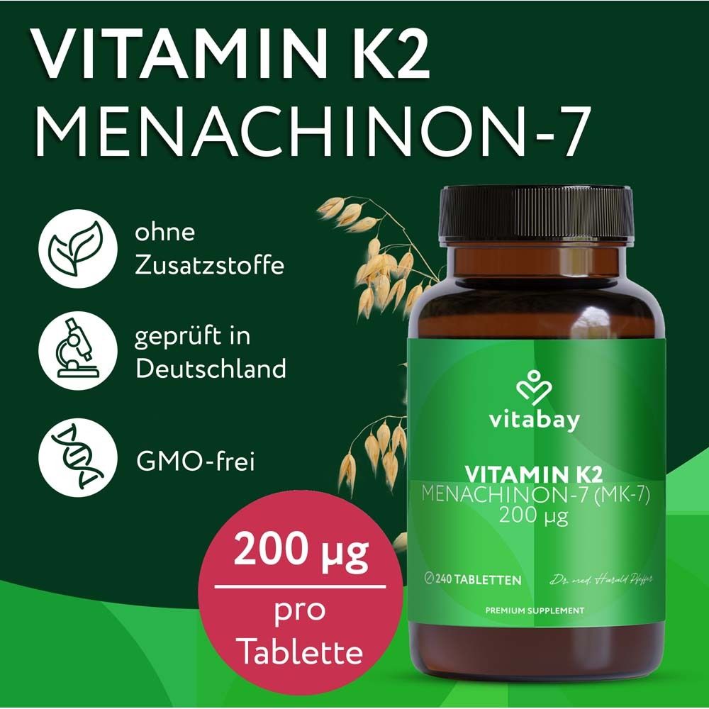 Flacon brun avec étiquette verte. Inscription : Vitamine K2 200 µg. Marque : vitabay. Symboles supplémentaires.
