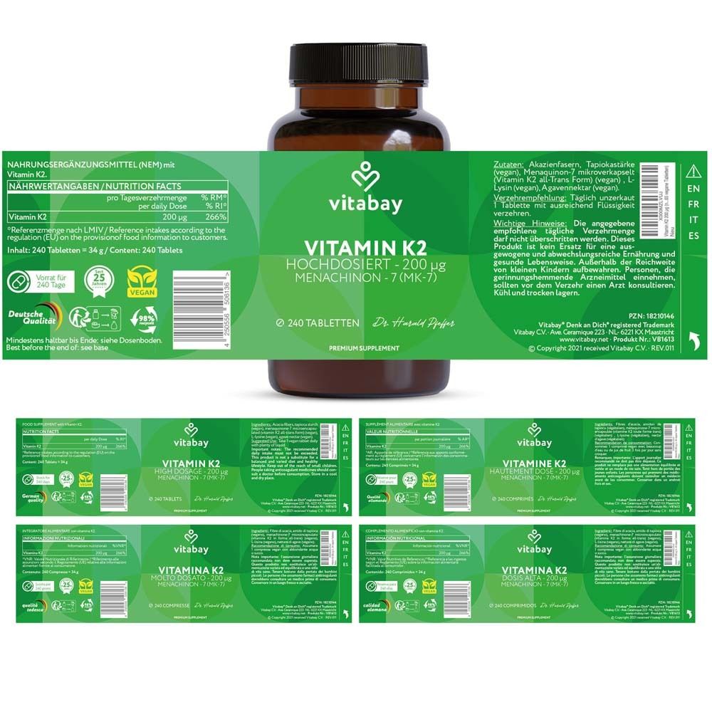 Flacon brun avec étiquette verte. Inscription : Vitamine K2 200 µg. Marque : vitabay. Plusieurs étiquettes.