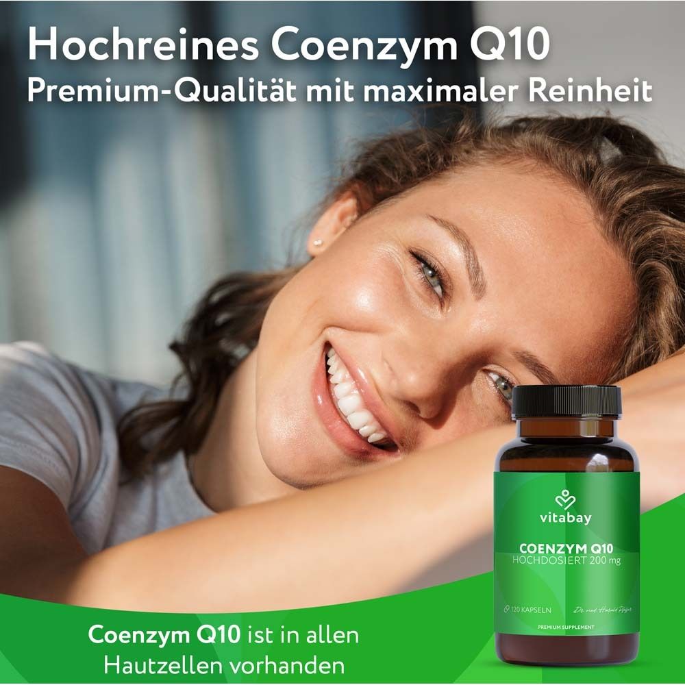 Femme souriante à côté d'une bouteille vitabay® COENZYM Q10 200 mg. Texte: Coenzyme Q10 de haute pureté.