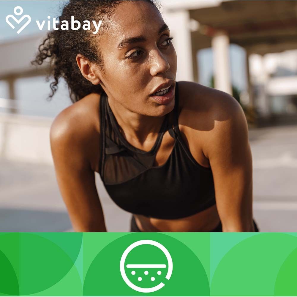 Une femme se reposant après l'exercice. En arrière-plan, un logo vert de Vitabay.