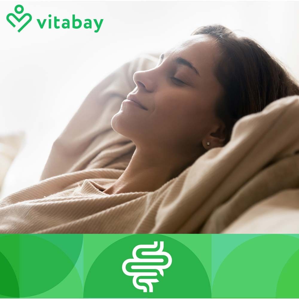 Une femme allongée détendue sur un canapé. En arrière-plan, un logo vert de Vitabay.