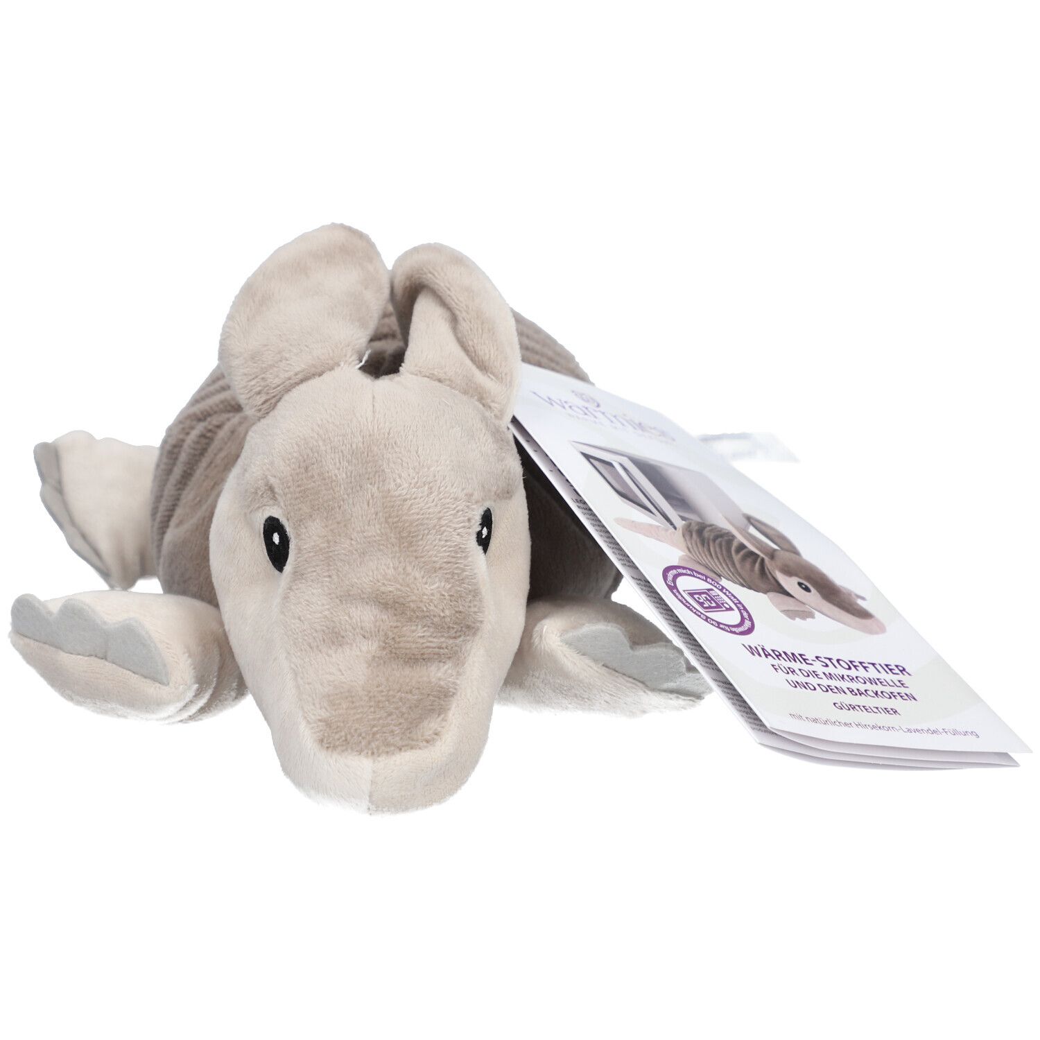 Peluche beige en forme de tatou. Une étiquette est attachée, avec une image du produit et du texte.