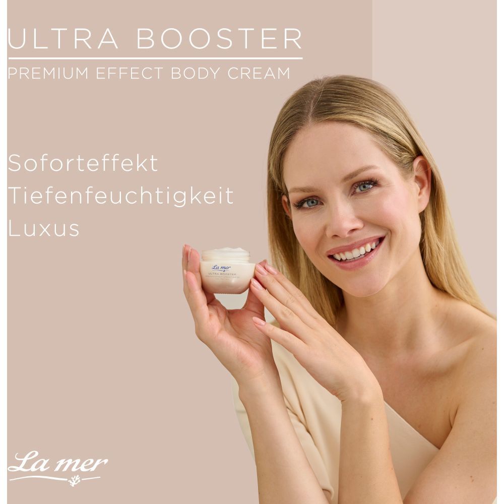 Femme tenant une petite crème. Inscription Ultra Booster, logo La mer. Fond rose.