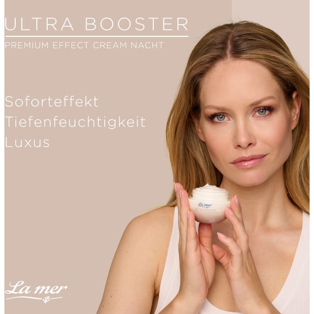 Femme tenant un pot de crème. Inscription : La mer, Ultra Booster, Premium Effect Cream, Nacht. Fond beige.