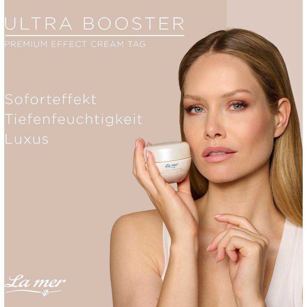 Femme tenant un pot de crème La mer Ultra Booster. Texte: Ultra Booster, Premium Effect Cream Tag.