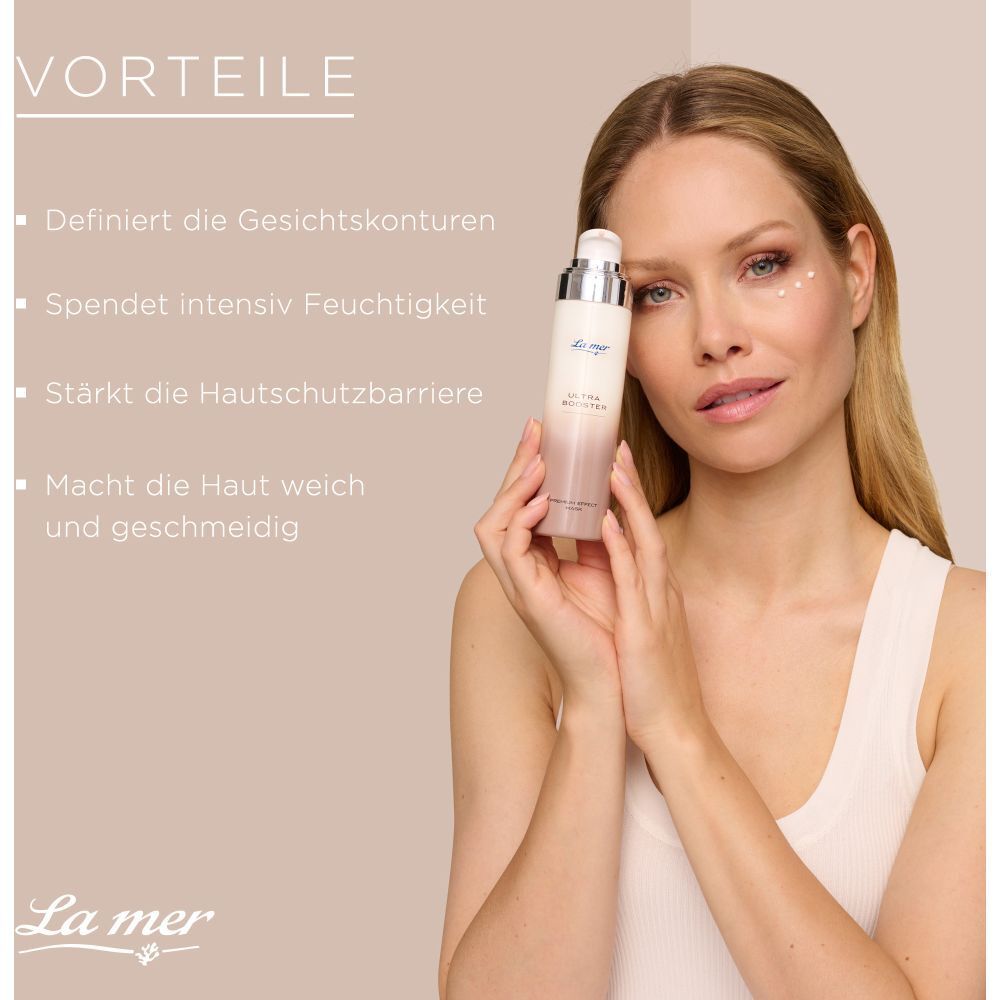 Femme tenant La mer ULTRA BOOSTER. Flacon avec vaporisateur. Avantages : contours du visage, hydratation, barrière cutanée, etc.