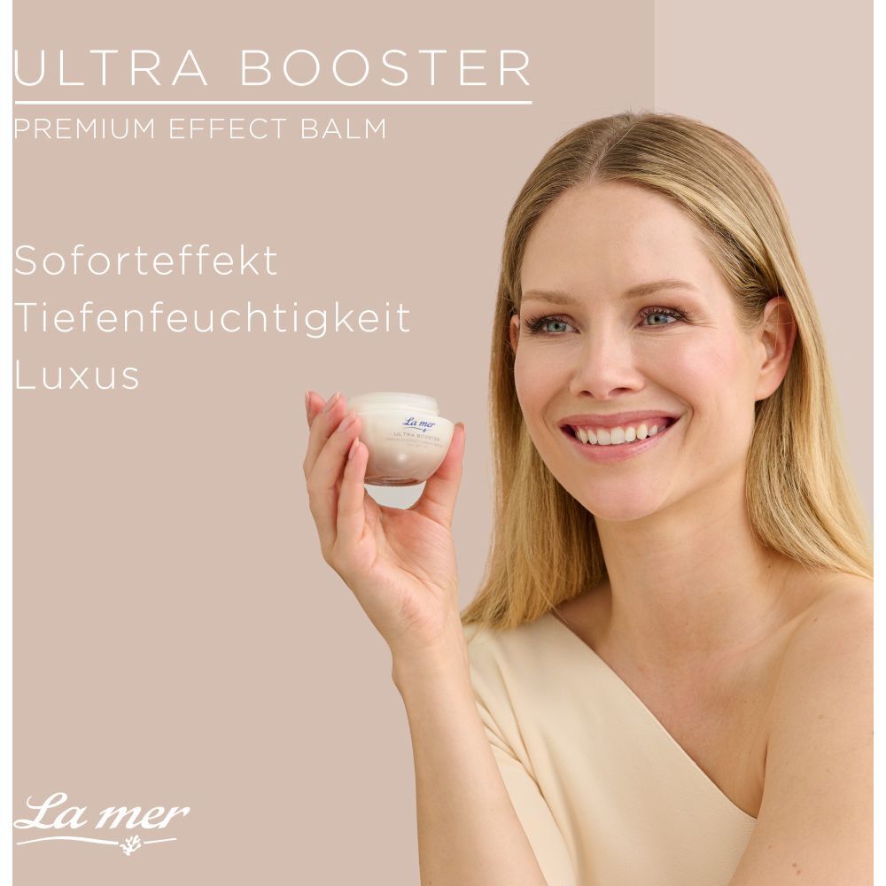 Femme tenant un pot de La mer Ultra Booster Premium Effect Balm. Texte : Effet immédiat, hydratation intense, luxe.