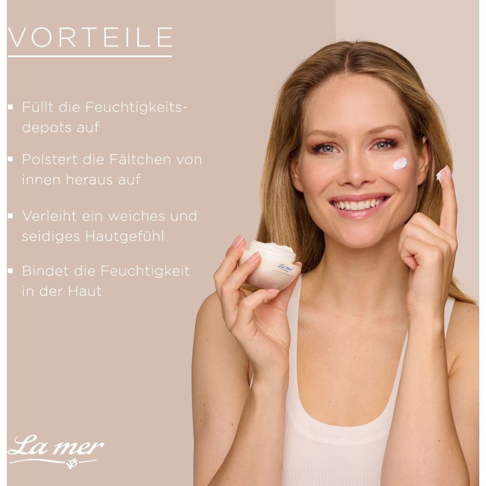 Femme avec La mer Ultra Booster Premium Effect Balm. Texte : Avantages, remplit les réserves d'hydratation, repulpe les rides.