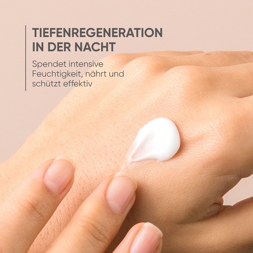 Échantillon de crème Louis Widmer pro derm Crème de Nuit sur une main en cours d'application.