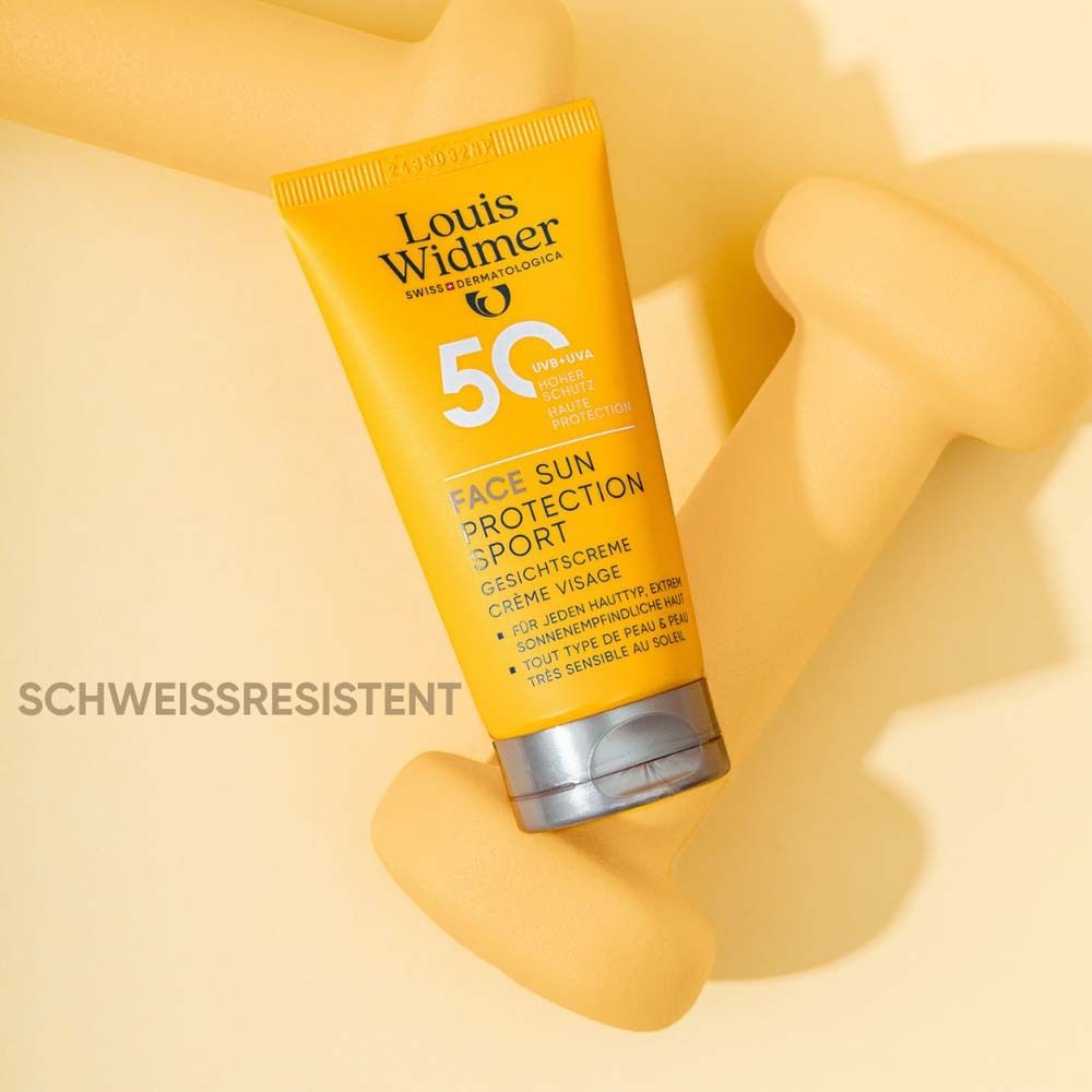 Tube jaune Louis Widmer Sun Protection Sport 50+ sur fond jaune. Résistant à la transpiration. Crème visage.