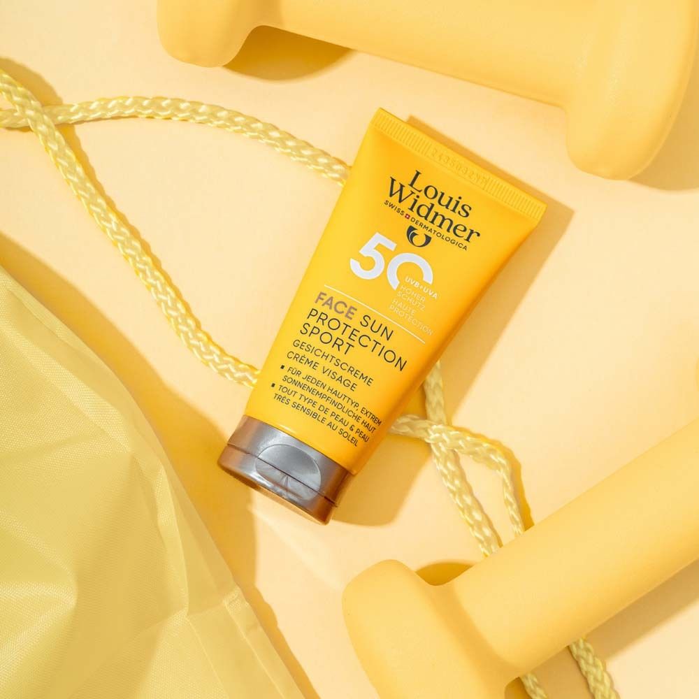 Tube jaune Louis Widmer Sun Protection Sport 50+ sur fond jaune. Crème visage. Sport.