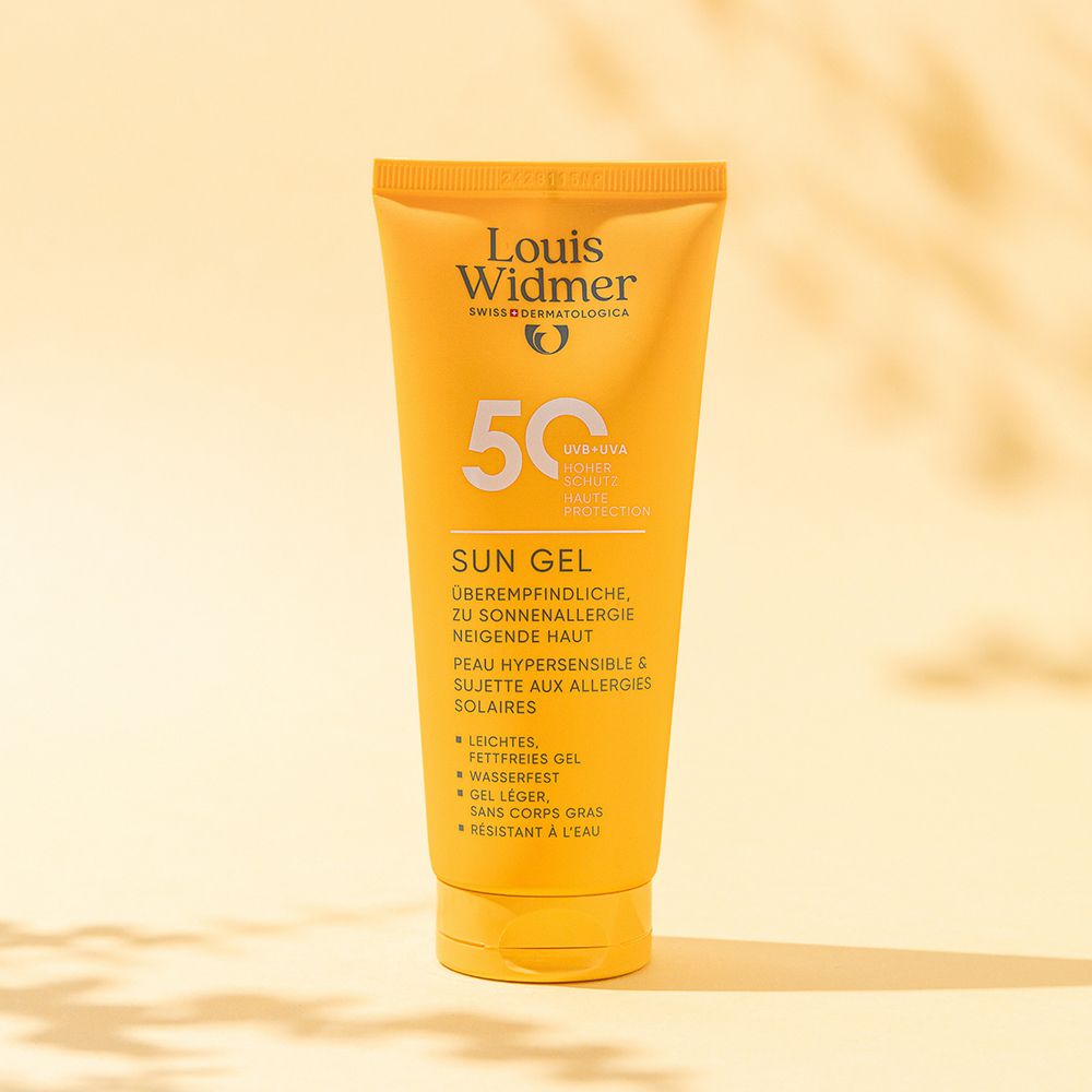 Femme souriante. Texte: sun care. Protection solaire dermatologique très efficace. Aussi pour peaux sensibles.