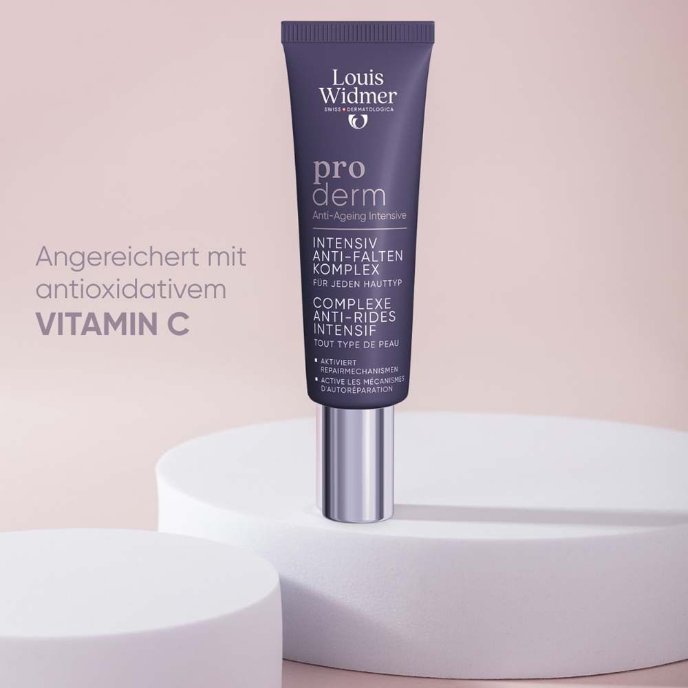 Tube avec texte: Louis Widmer, pro derm, Complexe Anti-Rides. Texte: Enrichi en vitamine C. Sur un piédestal.