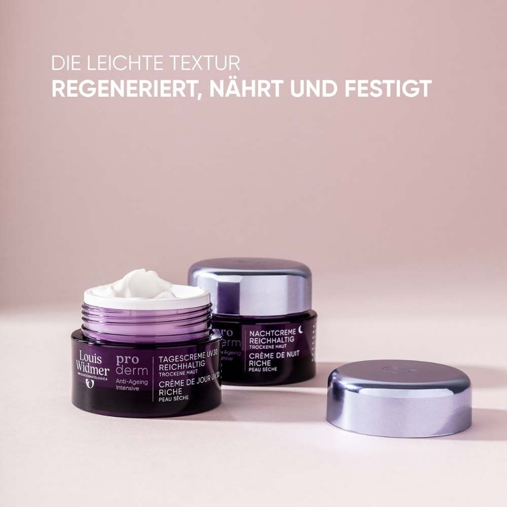 Deux pots Louis Widmer proderm Crème de nuit riche. Un pot ouvert. Texte : La texture légère régénère, nourrit et raffermit.