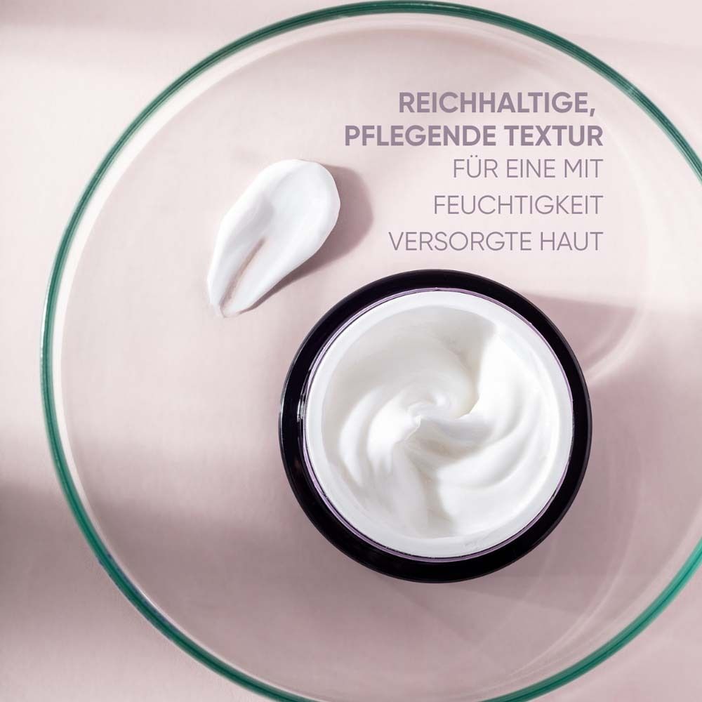 Crème sur plaque de verre. À côté, une noisette de crème. Texte: texture riche et nourrissante.