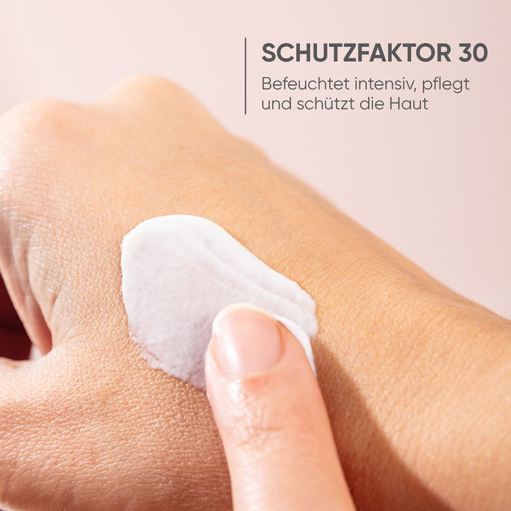 Crème Louis Widmer hydraderm Émulsion de jour UV 30 sur une main, offrant un FPS 30.