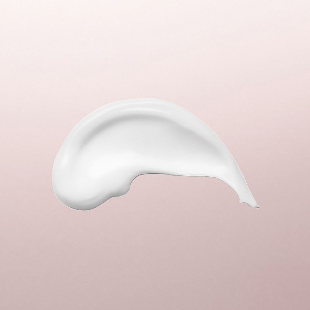 Femme souriante, produit de soin Louis Widmer hydraderm en arrière-plan.