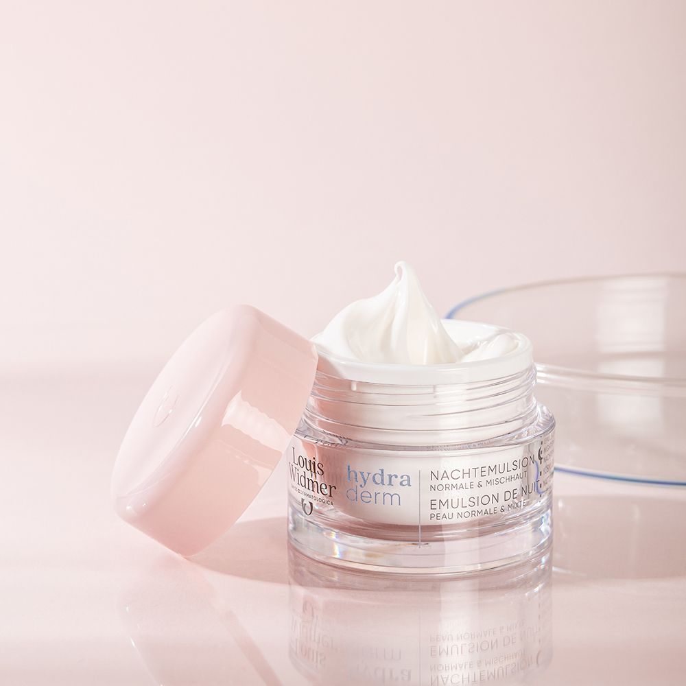 Louis Widmer hydraderm Émulsion de nuit avec couvercle légèrement ouvert, crème prélevée.