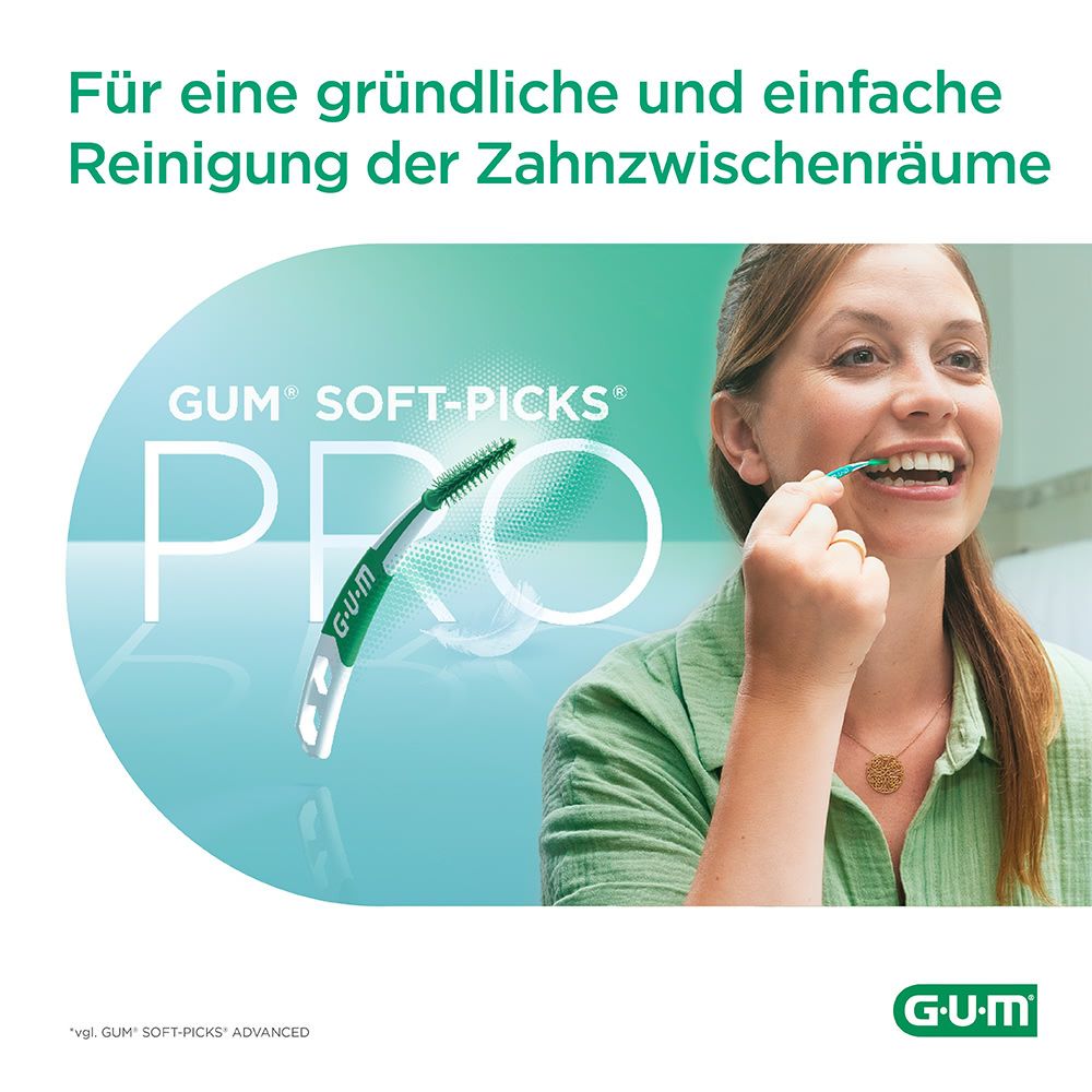 Femme utilisant une brossette interdentaire GUM SOFT-PICKS PRO. Produit en bouche. Fond : cercle turquoise avec logo du produit.