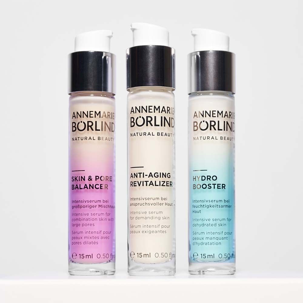 Trois flacons de sérum. Texte : ANNEMARIE BÖRLIND. Skin & Pore Balancer, Anti-Aging Revitalizer, Hydro Booster.