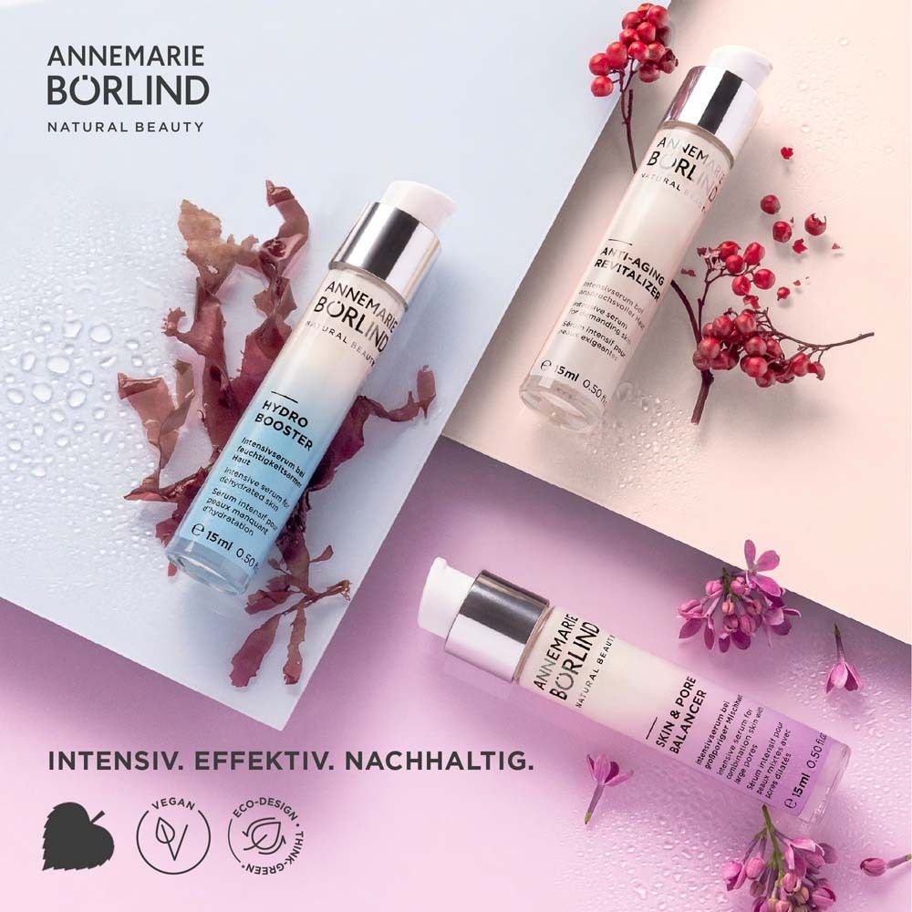 Trois flacons de sérum avec pompe. Marque : Annemarie Börlind. Inscription : Skin & Pore Balancer, Hydro Booster, Anti-Aging Revitalizer.
